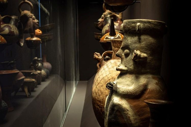 Une vue de statuettes appartenant à la collection précolombienne que l'on peut découvrir au musée
